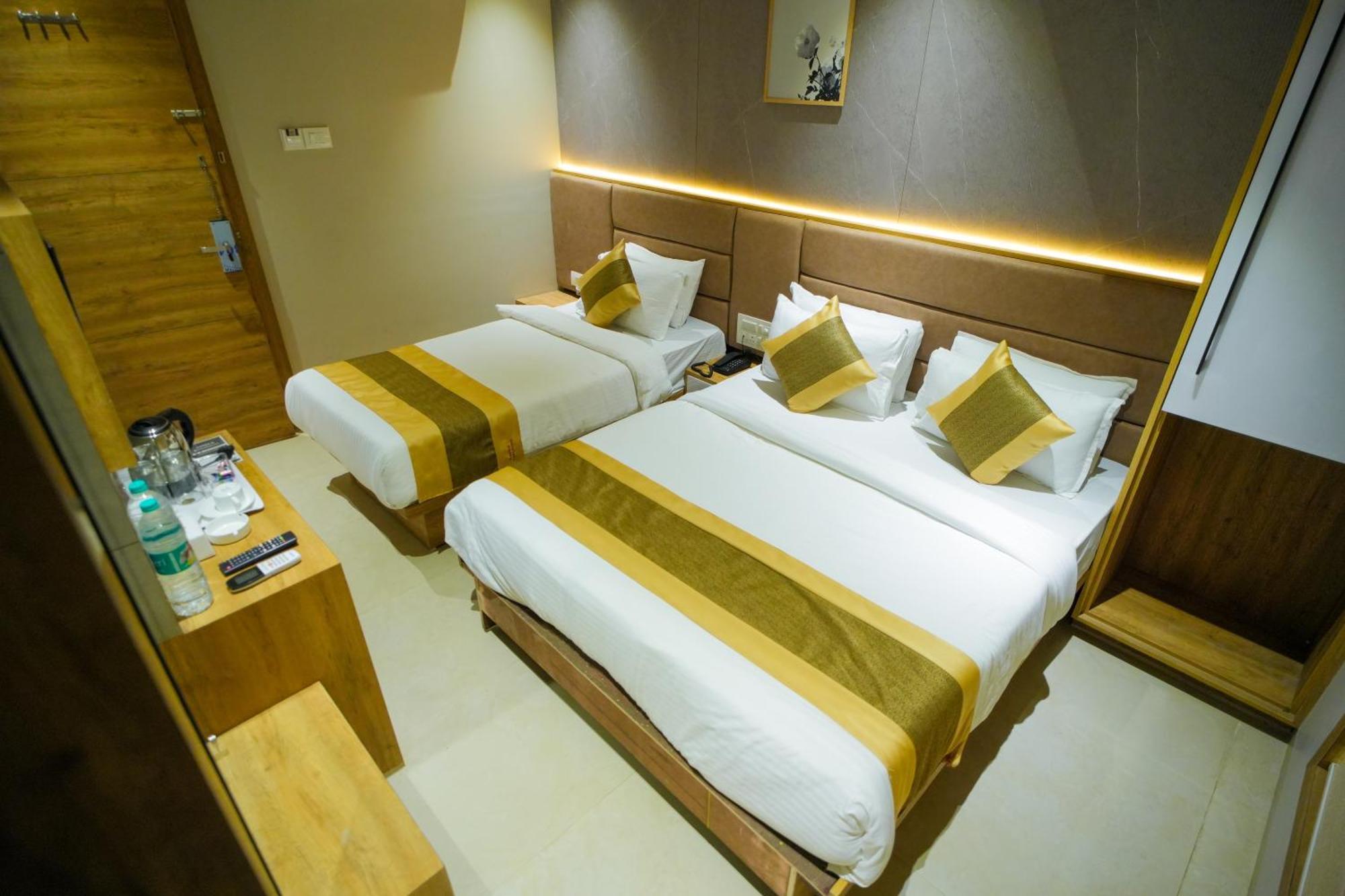 Hotel Skylink Hospitality Mahalaxmi Bombaim Exterior foto