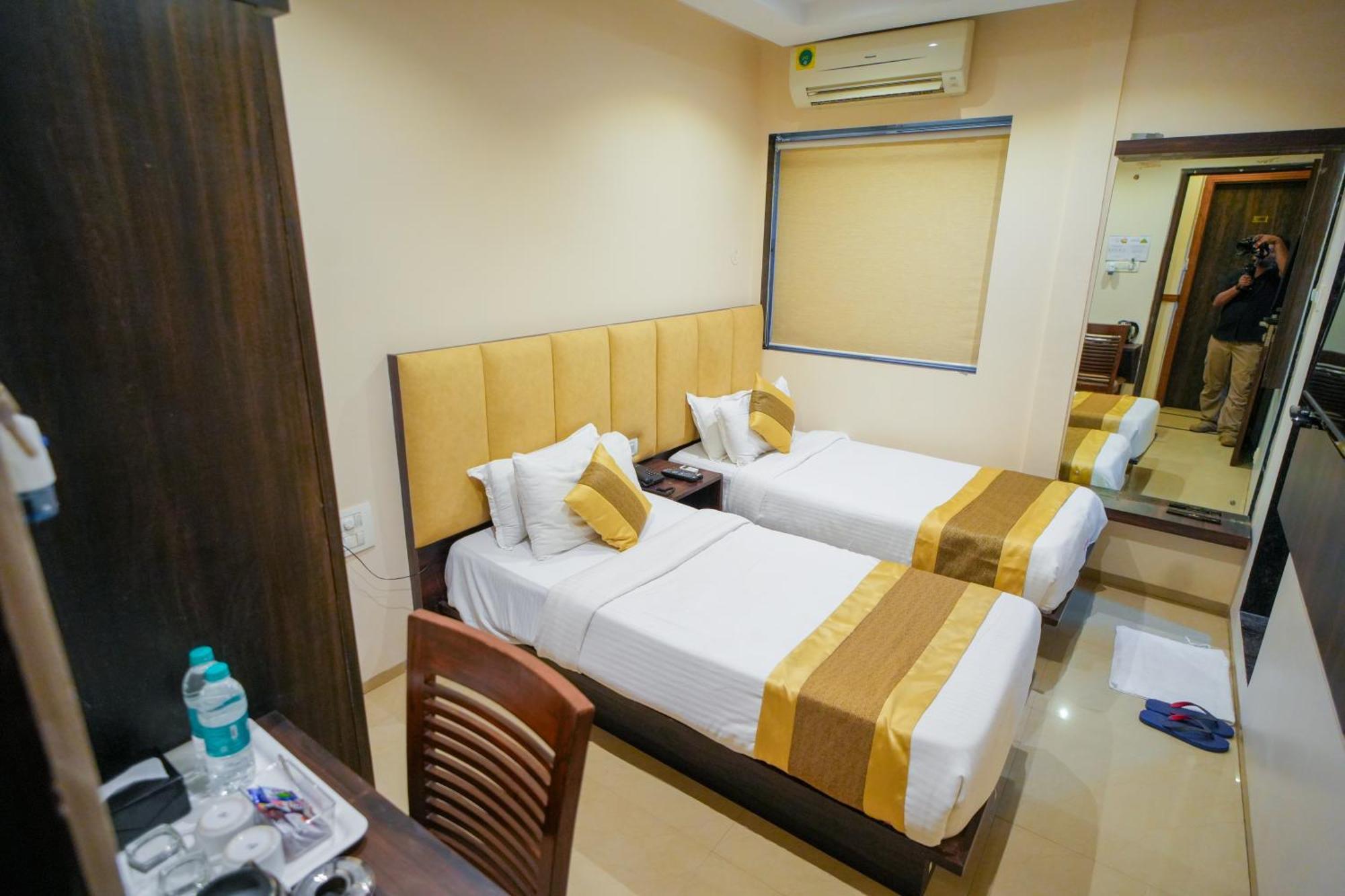 Hotel Skylink Hospitality Mahalaxmi Bombaim Exterior foto